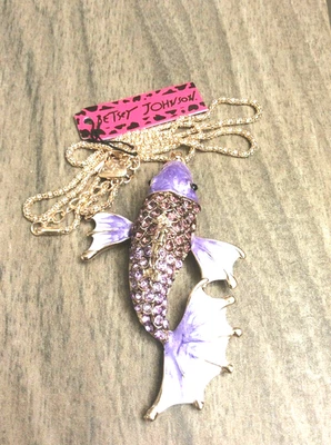 Colgante de pez púrpura y blanco Betsey Johnson en un collar de cadena de oro ¡Nueva belleza! Foto 1 de 2