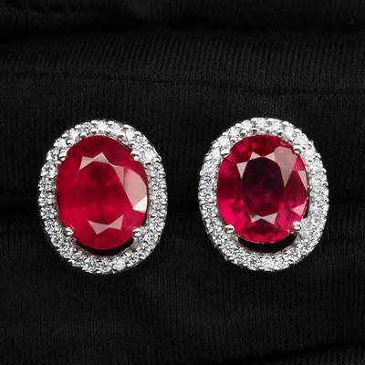 Pendientes clásicos enchapados en oro blanco de plata de ley 925 de 8,70 quilates con rubí rojo sangre Foto 1 de 4