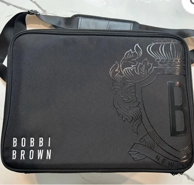 Estuche de maquillaje profesional Bobbi Brown con correas para el hombro. Edición limitada. Foto 1 de 4