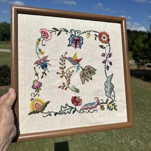 Vintage Crewel Kunstwerk Kolibri Blumen gerahmtes Bild Stickerei Wandbehang 15 Zoll - Bild 1 von 12