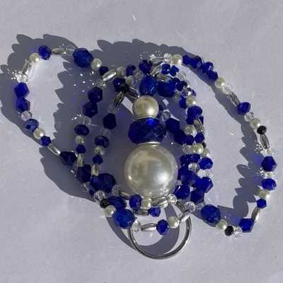 Llavero con cordón azul y blanco con cuentas no separables hecho a mano Foto 1 de 4