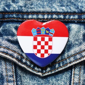 BOTÓN FORMA CORAZÓN BANDERA CROATA DE 2,25"" - Insignia de alfiler copa mundial fútbol fútbol NUEVO - Imagen 1 de 2