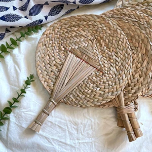 1 PIEZA Ventilador de tejido natural en cola hecho a mano Boho con mango de paja seca ratán artesanal - Imagen 1 de 8