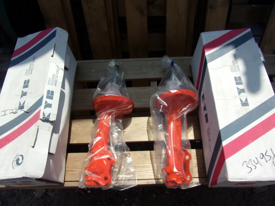 FRONT GAS SHOCK ABSORBERS FOR VW PASSAT 1992-1996 A PAIR KYB 334951 - Image 1 of 1