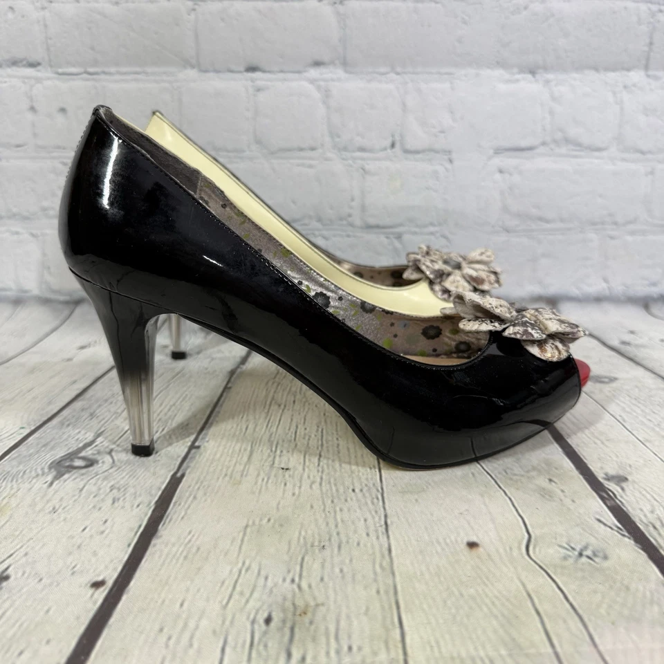 Tacones con licencia poética 7,5 charol negro punta abierta arco floral retro zapato de fiesta Foto 1 de 4