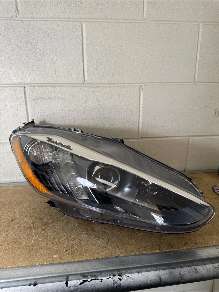 DEFECTIVE 1317 Maserati GranTurismo M145 Right Side Headlight Lamp Xenon G3D Foto 1 de 4
