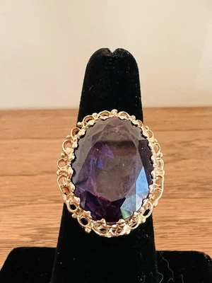 Anel de ouro 10K com uma grande pedra preciosa de ametista oval 9,45 gramas tamanho 7 - Imagem 1 de 4