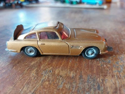 MACCHININA VINTAGE CORGI TOYS ASTON MARTIN JAMES BOND - Immagine 1 di 3