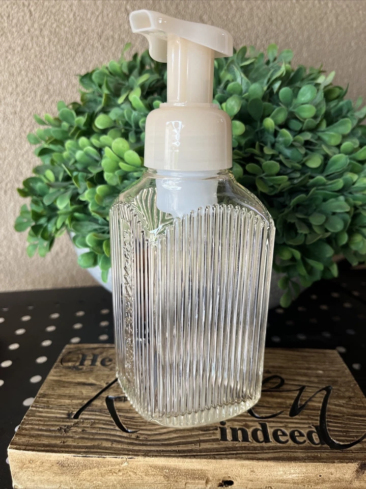 Soporte dispensador de jabón espumoso suave líneas verticales crema Bath & Body Works 10 oz Foto 1 de 1