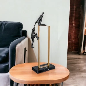 Acróbatas de mano ayudantes escultura en marco de latón figuras de resina negra adorno hogar - Imagen 1 de 5