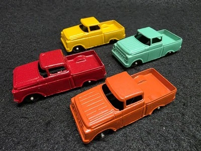Lote de variación de color de camioneta Ford 1957 Tootsie Toy - rojo, naranja, amarillo y verde azulado Foto 1 de 4