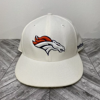 DENVER BRONCOS Fútbol REEBOK Sobre el Campo Blanco De Colección Cosido Talla 7 3/8 Sombrero Ajustado NFL Foto 1 de 4