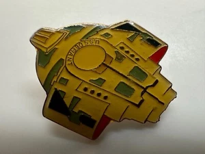 1995 Star Trek USS Defiant Starship Deep Space Nine 1,3x1,3 Zoll Metall Reversnadel NEU - Bild 1 von 3