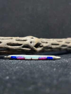 Pulseira de prata esterlina com incrustação Zuni branca, rosa e azul opala estampada e assinada - Imagem 1 de 4