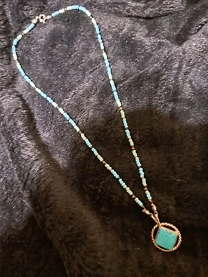 Collar Narcóticos Anónimos Hecho a Mano Cuentas de Vidrio Oro Turquesa Símbolo de Servicio Foto 1 de 4