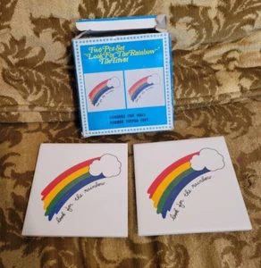 2 Trivetes de azulejos Look For The Rainbow de colección de los años 80 nuevos en caja - Imagen 1 de 5