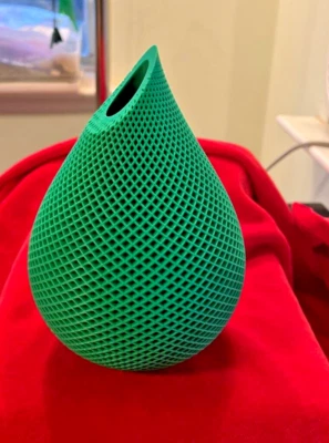 Impresora 3D hecha a mano florero verde patrón de malla Foto 1 de 4