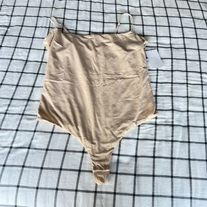 SKIMS BODYSUIT SEAMLESS SCULPT TANGA BODYSUIT CLAY BEIGE Gr. 2X Neu - Bild 1 von 4