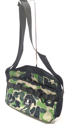 Bolso de Hombro A Bathing Ape Camuflado con Mosquetón 2021 A/W Revista Regalo Gratis BAPE Foto 1 de 4