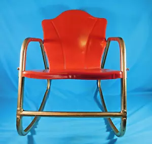 SEDIA A DONDOLO BAMBINO/BAMBOLA VINTAGE METALLO STAMPATO..DONDOLO PORCH anni 50 altezza 17" - Foto 1 di 6