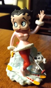 Albero di Natale musicale Betty Boop 2004 ornamento Betty sugli sci 4,25" - Foto 1 di 3