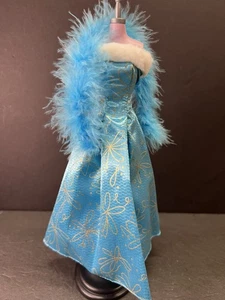 Mattel Barbie - Tagged - Aqua Blue Strapless fur trimmed gown and feather boa - Picture 1 of 7