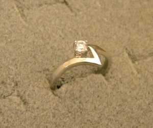 Anello moda donna ragazza rodiato tondo trasparente 2mm solitario zirconi misura 7 nuovo - Foto 1 di 3