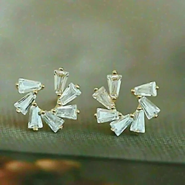 Elegantes aretes baguette de diamantes simulados de 2 quilates para mujer enchapados en oro blanco de 14 k Foto 1 de 4