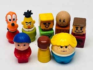 Vintage Spielzeug Spielfiguren Lot gemischte Marken *GELIEBT* Fisher Price Tomy etc BIN 36 - Bild 1 von 13