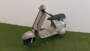 MOTO METAL SCOOTER TYPE VESPA gris argent miniature de collection ou décoration - Picture 1 of 8