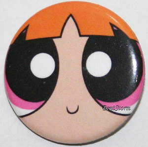NEU The Powerpuff Mädchen Blüte Gesicht 1 1/4" PROMO Knopf Pin Schlüsselband Charm - Bild 1 von 1