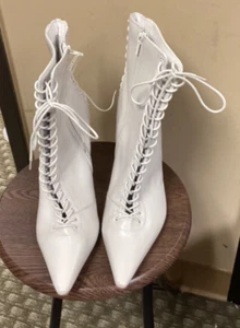 Women NWOT "Steve Madden" white 4”heel, pointed to lace/zip boots. Size 7M - Picture 1 of 3