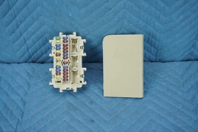 Caja de relé de fusibles Infiniti QX56 con cubierta 24350-1LA0A 2011 OEM Foto 1 de 2