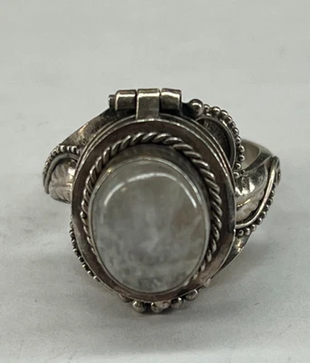 Anillo venenoso de plata de ley 925 con piedra lunar talla 6,5 compartimento con bisagra para anillo de cóctel Foto 1 de 4