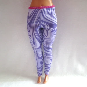 ¡NUEVO! Barbie Hecha para Moverse Muñeca Curvilínea Púrpura Remolino Yoga Leggings ~ Pantalones Ropa - Imagen 1 de 2