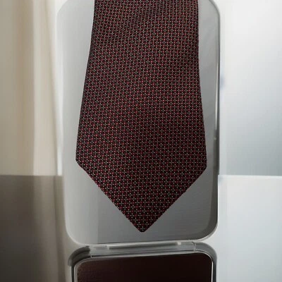 Corbata de seda Hart Schaffner Marx roja, negra, plateada micro estampada 57” x 3 1/2” Foto 1 de 4