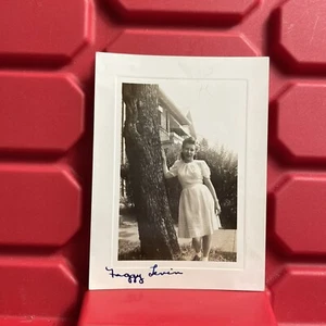 Niña bonita posando en un árbol 3 x 4 1/8 fotografía usada B vintage 1943 - Imagen 1 de 2