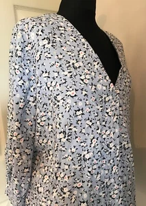 Papaya Women pretty blouse 3/4 sleeves, size 14 light blue small floral design - Picture 1 of 12