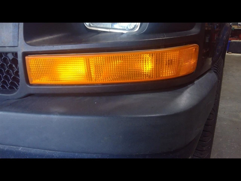 Luz de estacionamiento/esquina del conductor debajo de los faros para furgoneta Express 2500 03-23 1685397 Foto 1 de 4