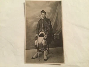antica cartolina RPPC, STUDIO, SOLDATO SCOZZESE HIGHLANDER PRIMA GUERRA MONDIALE WWI - Foto 1 di 3