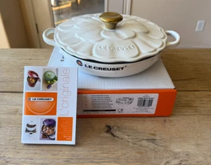 Le Creuset Signature Cast Iron Petal Shallow Casserole 2.25qt White #26 NEW - Picture 1 of 11