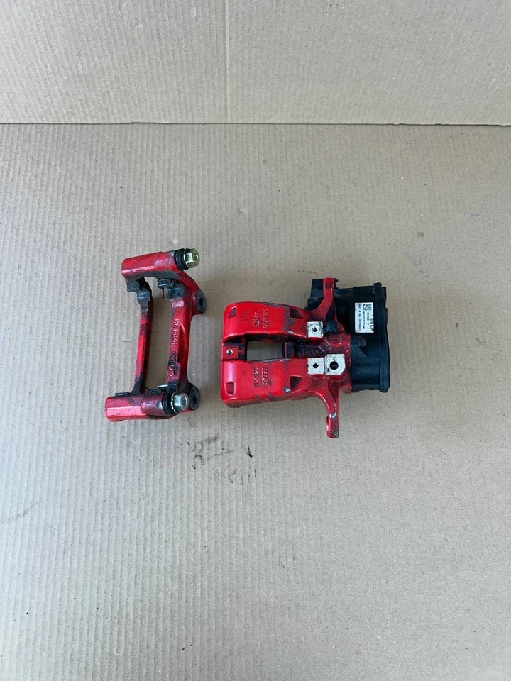 Оригинальный задний суппорт 2020-2025 Tesla Model Y Performance LH/RH 1044623-01-J - Изображение 1 из 4