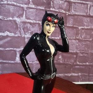 DC DIRECT - Cover Girls Statue - Catwoman - Adam Hughes - Picture 1 of 10