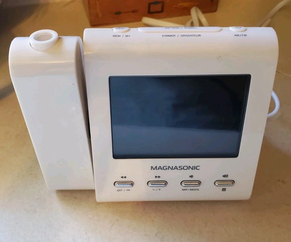 Despertador de projeção Magnasonic com bateria de backup de rádio AM/FM testado funcionando - Imagem 1 de 1