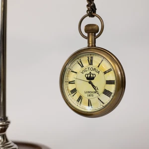 Taschenuhr "Queen Victoria" mit Kette antik aus Messing & Glas von ROSS LONDON - Bild 1 von 6