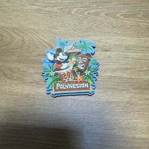 Disney Parks Polynesian Village Resort Aloha Tiki Maui Imán Madera - Imagen 1 de 2