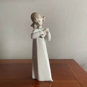 Lladro Girl with Guitar B24F - Picture 1 of 4