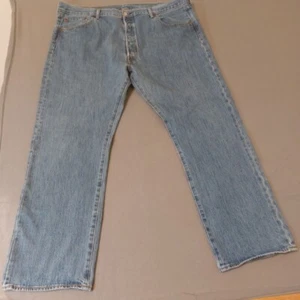 Levi 501 uomo 42x30 blu denim cotone dritto bottoni mosca cowboy lavaggio medio - Foto 1 di 8