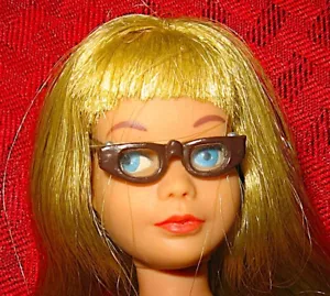 DE COLECCIÓN BARBIE PARA PATRÓN ESCUELA NIÑA ROPA 1921 MODA MARRÓN GAFAS RARAS! - Imagen 1 de 4