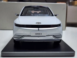 1:18 Hyundai IONIQ5 White Dealer Edition Diecast (+ 1:38 & 1:43 Dicast Mini Car) - Picture 1 of 10